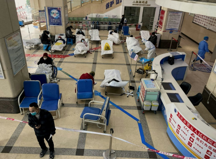 Pacientes com Covid-19 estão em leitos de hospital em uma área isolada no saguão do Hospital Popular nº 5 de Chongqing, na cidade de Chongqing, no sudoeste da China, em 23 de dezembro de 2022