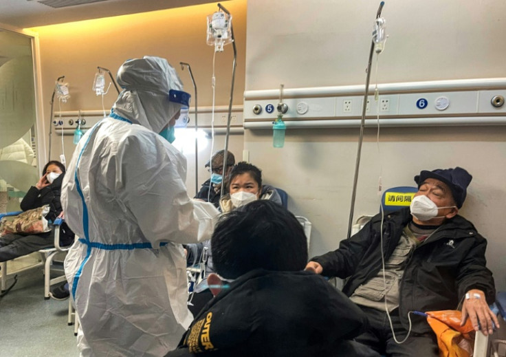 Os pacientes receberam tratamento em uma clínica de febre em um hospital no distrito de Changning, em Xangai, em 23 de dezembro de 2022
