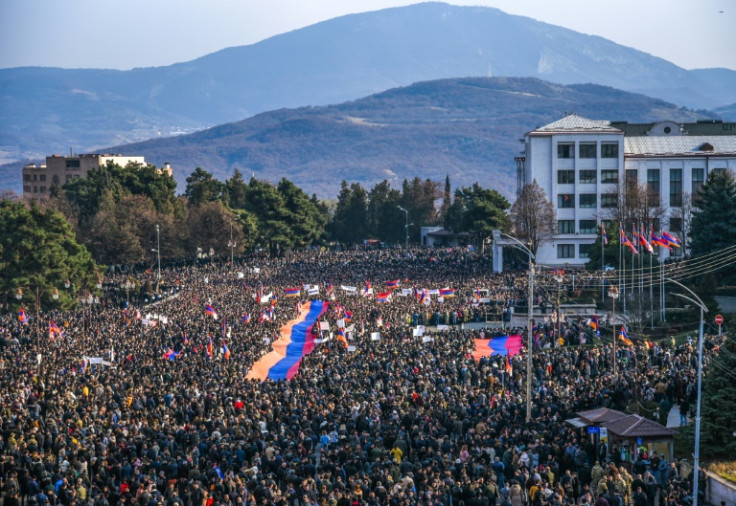 A principal Praça Renascentista de Stepanakert foi inundada por manifestantes