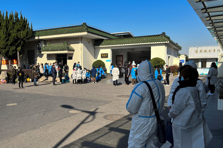 Pessoas usando equipamentos de proteção individual (EPI) do lado de fora de uma funerária, enquanto o surto de doença por coronavírus (COVID-19) continua, em Xangai