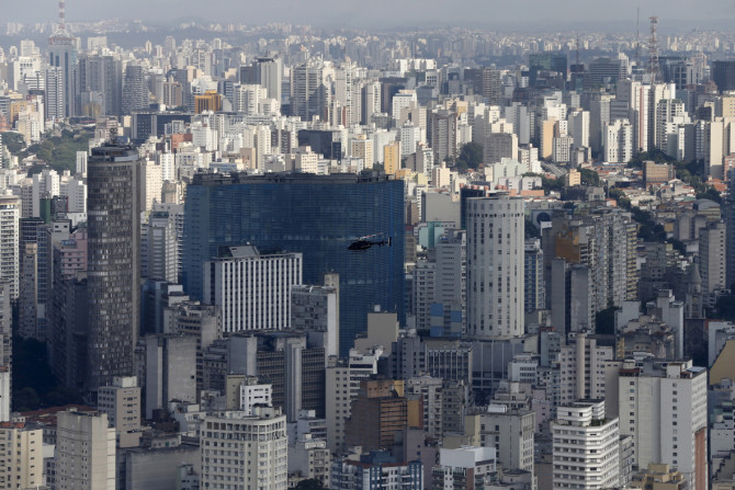 Um helicóptero sobrevoa o horizonte de São Paulo