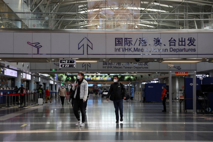 Viajantes caminham em um terminal do Aeroporto Internacional Capital de Pequim em Pequim, China, em 23 de março de 2022.