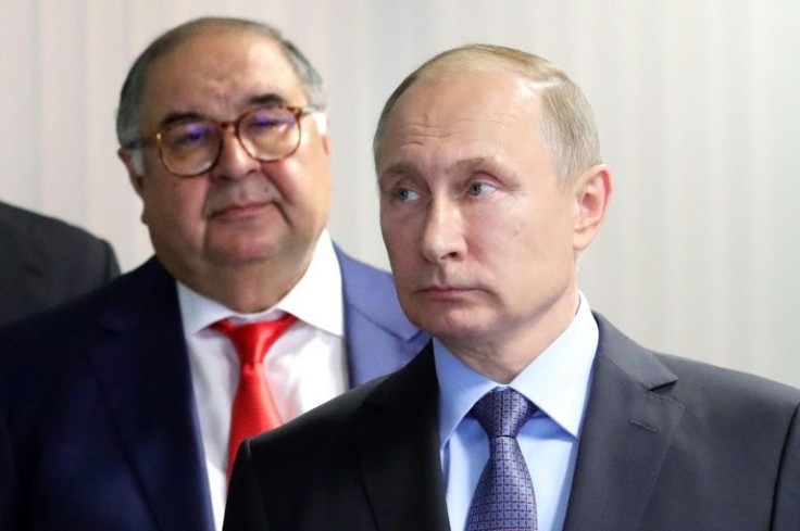 Magnata russo Alisher Usmanov (esquerda) com o presidente Vladimir Putin em 2017