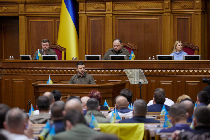 O presidente da Ucrânia, Zelenskiy, participa de uma sessão do parlamento em Kyiv