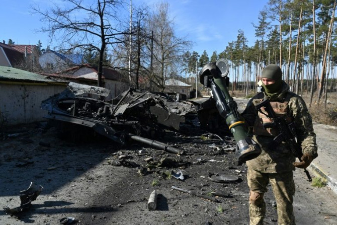 Um soldado ucraniano com uma arma antitanque usada para destruir um veículo blindado russo em Irpin, ao norte de Kyiv, em 12 de março de 2022