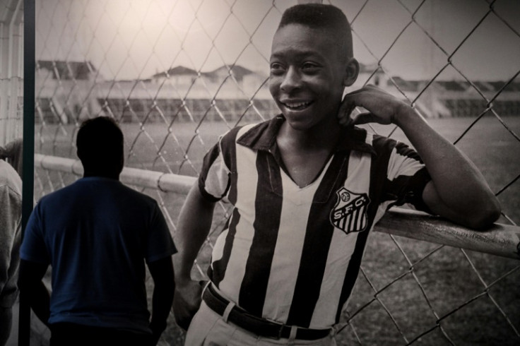A 80 quilômetros do Museu do Pelé, em Santos, a lenda do futebol brasileiro luta contra um câncer em um hospital de São Paulo