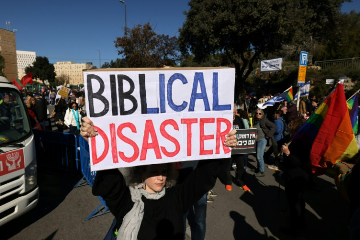 Ativistas israelenses e membros da comunidade LGBTQ protestam do lado de fora do Knesset