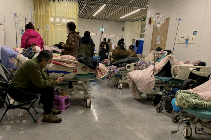 Hospitais em toda a China foram sobrecarregados por uma explosão de casos de Covid após a decisão de Pequim de suspender regras rígidas que mantinham o vírus sob controle, mas prejudicaram sua economia e provocaram protestos generalizados.