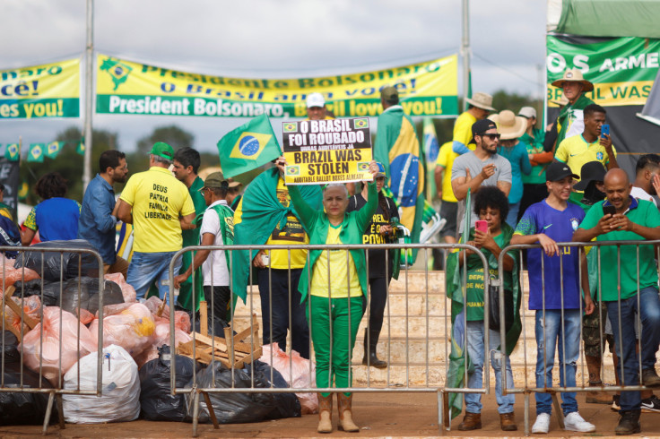 Apoiadores do presidente Jair Bolsonaro reagem em frente ao Quartel General do Exército durante protesto em Brasília