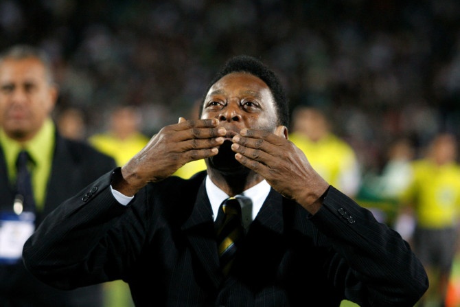 O ex-astro do futebol brasileiro Pelé agradece aos torcedores durante a cerimônia de abertura do estádio Territorio Santos Modelo em Torreon
