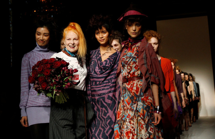 A estilista Westwood posa na passarela com suas modelos após a apresentação de sua coleção Vivienne Westwood Red Label 2012 Outono/Inverno durante a London Fashion Week