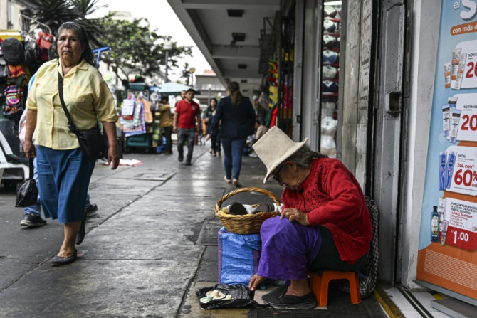 Uma vendedora vende seus produtos em uma rua no centro de Lima em 23 de dezembro de 2022