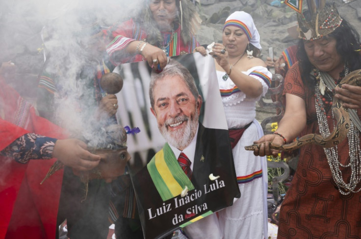 Xamã peruano com um pôster do futuro presidente do Brasil, Luiz Inácio Lula da Silva