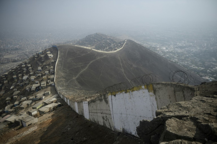 Um tribunal no Peru ordenou a demolição de um muro que separava uma comunidade rica de uma pobre