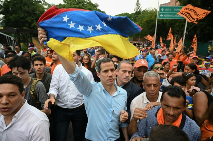 O líder da oposição venezuelana, Juan Guaidó, agita uma bandeira nacional durante uma manifestação em outubro de 2022