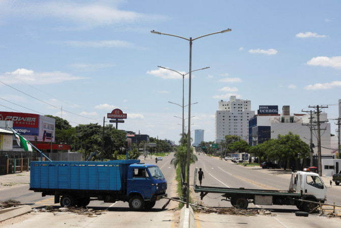 Caminhões bloqueiam estradas após a prisão do governador da oposição, Luis Fernando Camacho, em Santa Cruz de la Sierra
