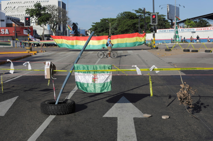 Manifestantes bloqueiam estradas após prisão do governador, em Santa Cruz de la Sierra