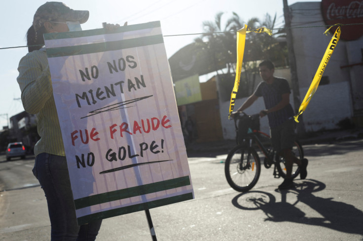 Manifestantes bloqueiam estradas após prisão do governador, em Santa Cruz de la Sierra