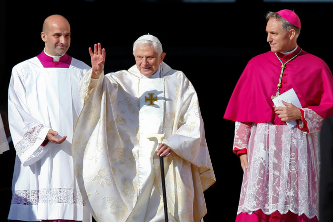 Papa emérito Bento XVI acena ao chegar para assistir à missa de beatificação do ex-papa Paulo VI na praça de São Pedro, no Vaticano