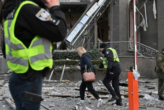 A saraivada de ataques de sábado matou pelo menos um homem em Kyiv e feriu outras 20 pessoas, disseram autoridades