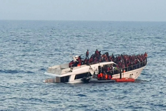Uma foto fornecida pelo Exército Libanês mostra o barco de migrantes em dificuldades nas águas do Mediterrâneo na costa norte do país