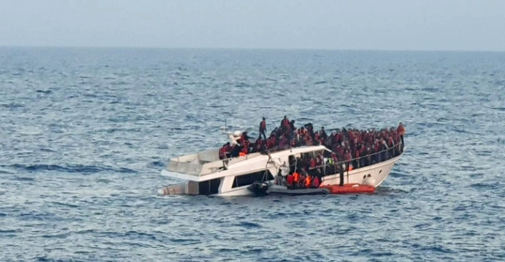 Uma foto fornecida pelo Exército Libanês mostra o barco de migrantes em dificuldades nas águas do Mediterrâneo na costa norte do país
