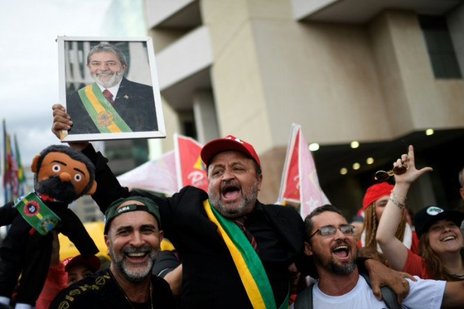Apoiadores do presidente eleito Luiz Inácio Lula da Silva torcem do lado de fora do hotel onde ele está hospedado na véspera de sua posse, em Brasília, em 31 de dezembro de 2022