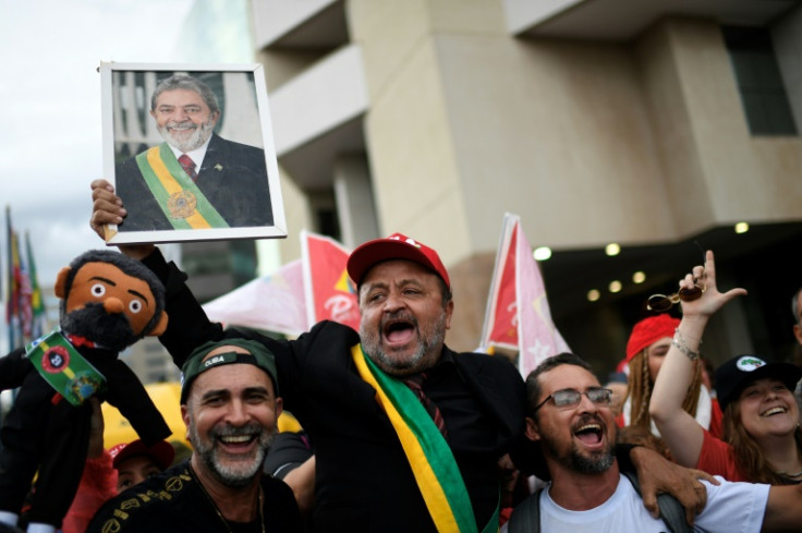 Apoiadores do presidente eleito Luiz Inácio Lula da Silva torcem do lado de fora do hotel onde ele está hospedado na véspera de sua posse, em Brasília, em 31 de dezembro de 2022