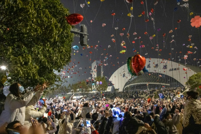 Apesar do surto de Covid, foliões em Wuhan ainda se reuniram para comemorar na véspera de Ano Novo