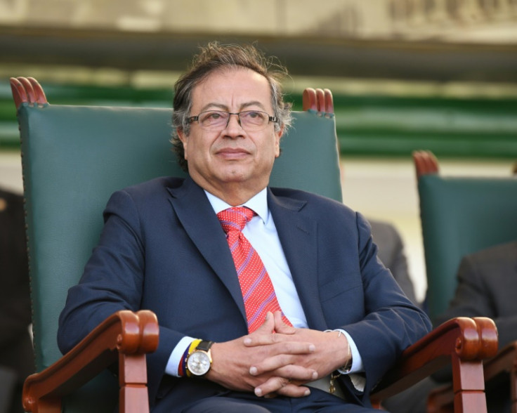 O presidente colombiano Gustavo Petro, visto em uma cerimônia militar em Bogotá em 18 de dezembro de 2022, anunciou o cessar-fogo envolvendo cinco grupos armados