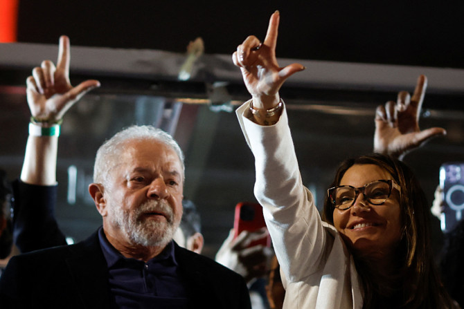 O ex-presidente e candidato presidencial do Brasil, Luiz Inácio Lula da Silva, ao lado de sua esposa Rosangela da Silva, em São Paulo