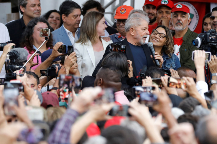 Ex-presidente brasileiro Luiz Inácio Lula da Silva discursa após ser libertado da prisão, em Curitiba, Brasil
