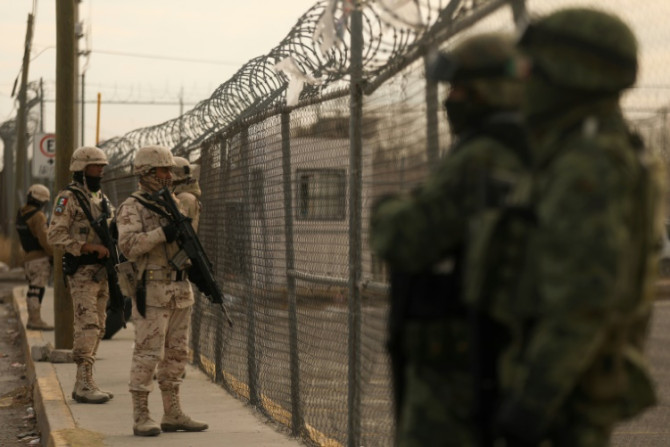 Membros do Exército mexicano protegem uma área fora da prisão de Ciudad Juarez após um ataque em 1º de janeiro de 2023