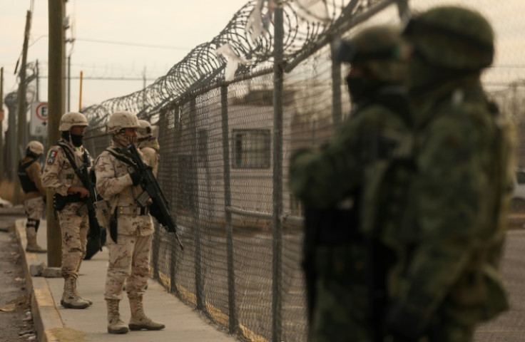 Membros do Exército mexicano protegem uma área fora da prisão de Ciudad Juarez após um ataque em 1º de janeiro de 2023