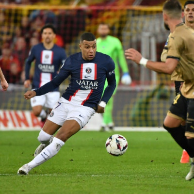 Kylian Mbappé foi ovacionado, mas não conseguiu furar a defesa do Lens