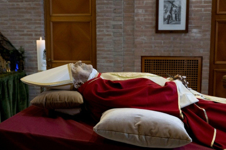 O corpo do Papa Emérito Bento XVI na capela do Mosteiro Mater Ecclesiae no Vaticano