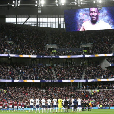 Homenagens vêm de todo o mundo desde a morte de Pelé aos 82 anos