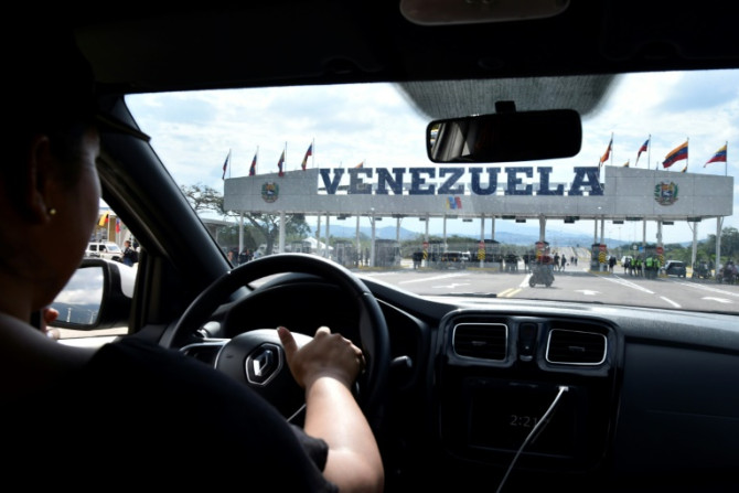 Uma mulher dirige seu carro em direção à fronteira Venezuela-Colômbia na Ponte Internacional Atanasio Girardot em 1º de janeiro de 2023