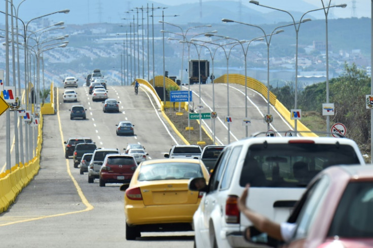 Veículos cruzam a ponte Atanasio Girardot depois que a Venezuela e a Colômbia reabriram oficialmente sua fronteira terrestre compartilhada, em 1º de janeiro de 2023