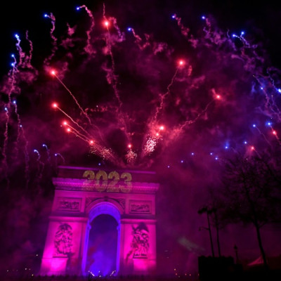 Fogos de artifício explodem sobre o Arco do Triunfo na entrada da França em 2023
