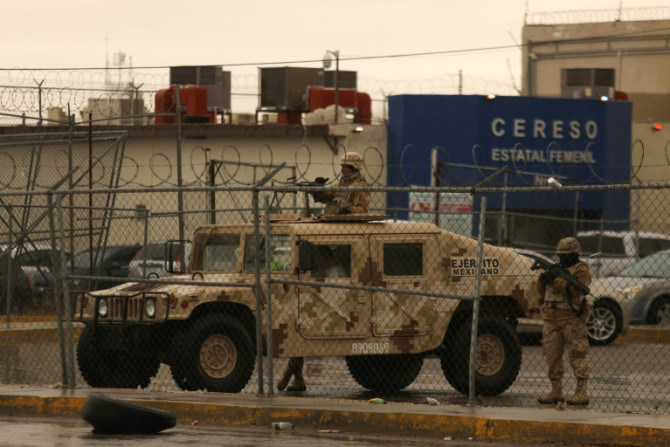 Membros do Exército mexicano protegem uma área fora da prisão estadual Ciudad Juarez número 3 em 2 de janeiro de 2023