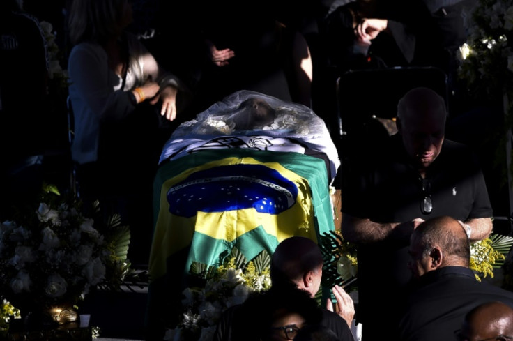 Bandeiras do Brasil e do Santos foram colocadas no caixão da lenda do futebol brasileiro Pelé durante seu velório no estádio Urbano Caldeira, em Santos