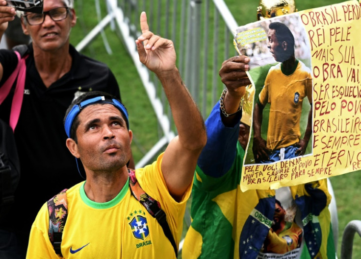 Torcedores fizeram fila para prestar homenagem a Pelé enquanto passavam pelo caixão do grande jogador de futebol no estádio Vila Belmiro, casa de seu clube de longa data, o Santos FC