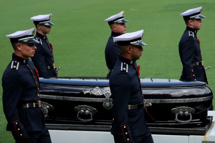 Policiais estaduais em uniforme de gala carregam o caixão de Pelé para seu cortejo fúnebre