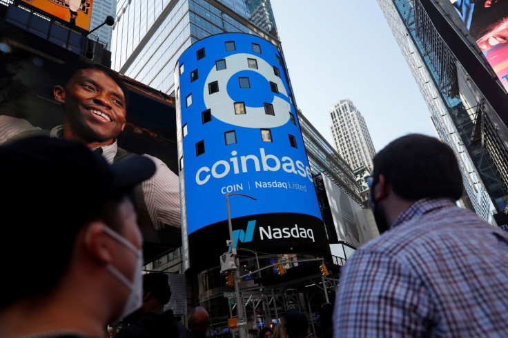 As pessoas assistem enquanto o logotipo da Coinbase Global Inc, a maior bolsa de criptomoedas dos EUA, é exibido no jumbotron Nasdaq MarketSite na Times Square em Nova York, EUA, em 14 de abril de 2021.