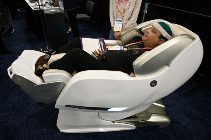 Uma cadeira de massagem Bodyfriend anunciada como um dispositivo médico amassa os músculos, aplica calor e até pulsa ondas eletromagnéticas que deveriam aliviar dores e desconfortos