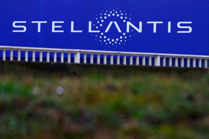 Logotipo da Stellantis no prédio de uma empresa em Velizy-Villacoublay perto de Paris