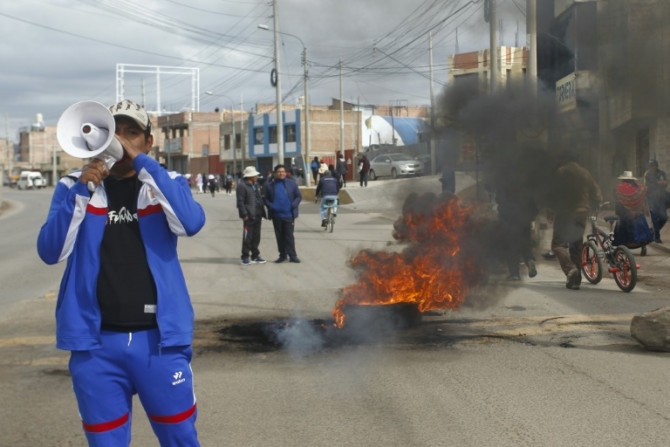 Moradores de Puno, cidade andina perto da fronteira do Peru com a Bolívia, protestam contra a presidente peruana Dina Boluarte, que assumiu o poder em dezembro após a deposição de Pedro Castillo