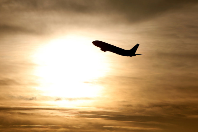 Um avião é visto durante o nascer do sol no aeroporto internacional de Munique