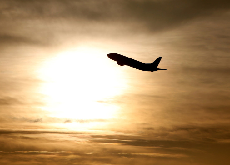 Um avião é visto durante o nascer do sol no aeroporto internacional de Munique